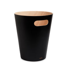 Charger l'image dans la galerie, Umbra Woodrow Poubelle Ou Corbeille À Papier Moderne En Bois D'Une Capacité De 7.5 L Pour Salle De Bain. Bureau. et Bien Plus Encore. Hêtre Commun. Noir/Naturel