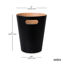 Charger l'image dans la galerie, Umbra Woodrow Poubelle Ou Corbeille À Papier Moderne En Bois D'Une Capacité De 7.5 L Pour Salle De Bain. Bureau. et Bien Plus Encore. Hêtre Commun. Noir/Naturel