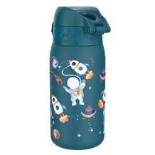 Charger l'image dans la galerie, Ion8 Gourde Isotherme Enfant, Inox, 320ml, Anti-Fuite, Facile à Ouvrir, Verrouillage Sécurisé, Lavable au Lave-Vaisselle, Poignée de Transport, Durable, Acier Inoxydable, Motif 3D Espace
