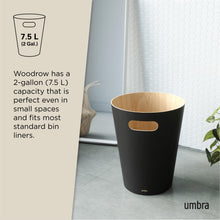Charger l'image dans la galerie, Umbra Woodrow Poubelle Ou Corbeille À Papier Moderne En Bois D'Une Capacité De 7.5 L Pour Salle De Bain. Bureau. et Bien Plus Encore. Hêtre Commun. Noir/Naturel