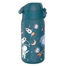 Charger l'image dans la galerie, Ion8 Gourde Isotherme Enfant, Inox, 320ml, Anti-Fuite, Facile à Ouvrir, Verrouillage Sécurisé, Lavable au Lave-Vaisselle, Poignée de Transport, Durable, Acier Inoxydable, Motif 3D Espace