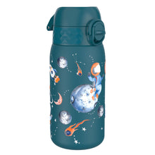 Charger l'image dans la galerie, Ion8 Gourde Isotherme Enfant, Inox, 320ml, Anti-Fuite, Facile à Ouvrir, Verrouillage Sécurisé, Lavable au Lave-Vaisselle, Poignée de Transport, Durable, Acier Inoxydable, Motif 3D Espace