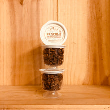 Charger l'image dans la galerie, A Découvrir Les Bons Miels du Vexin et du Midi Propolis en morceaux A sucer Pot 10 g